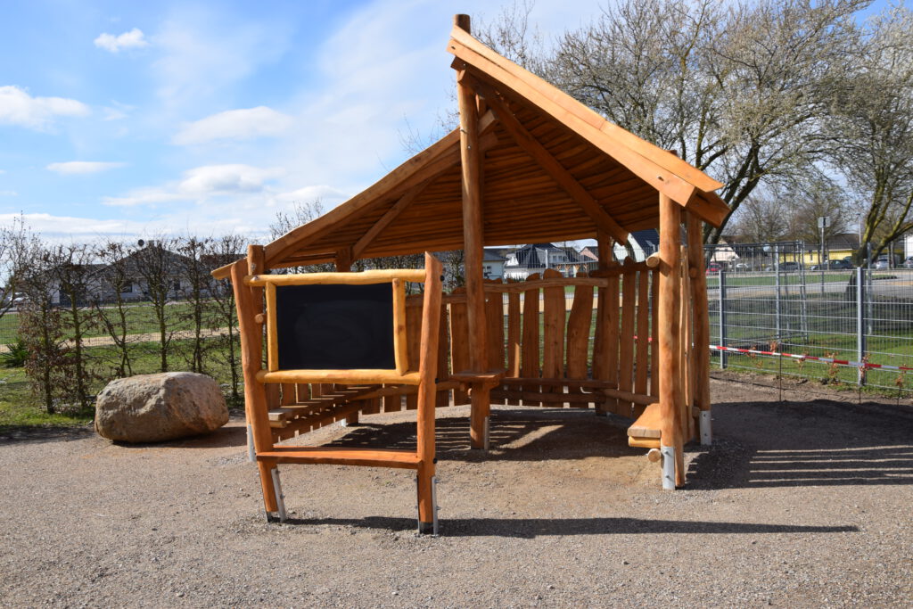 schutzhuette mit outdoortafel spielplatz