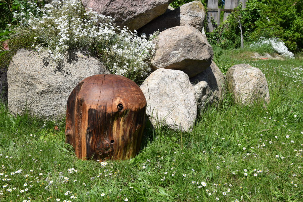 hummelburg aus naturholz für outdoor spielplatz